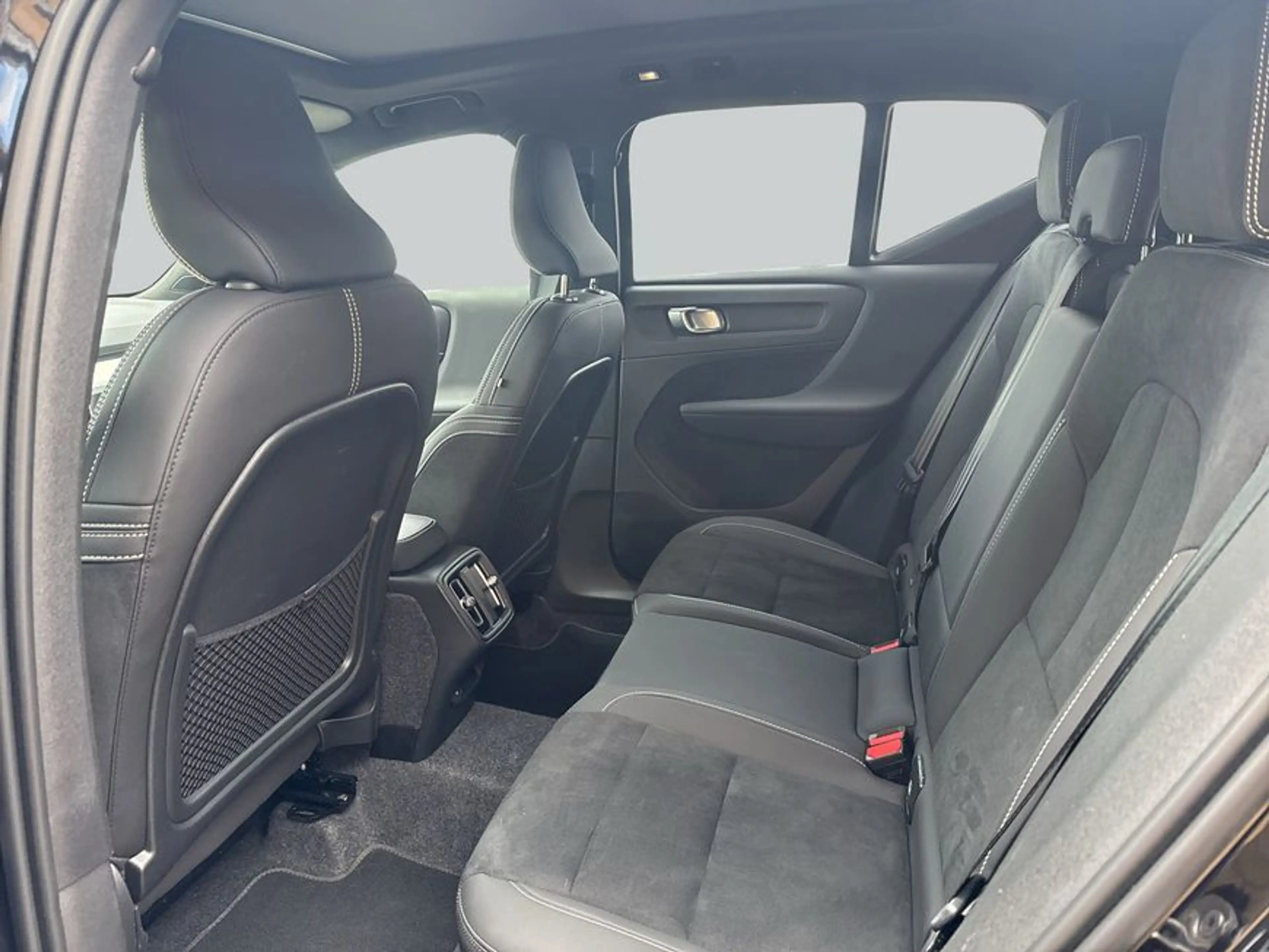 Volvo XC40 XC40 B3 B DKG Plus Black Edition — photo 11