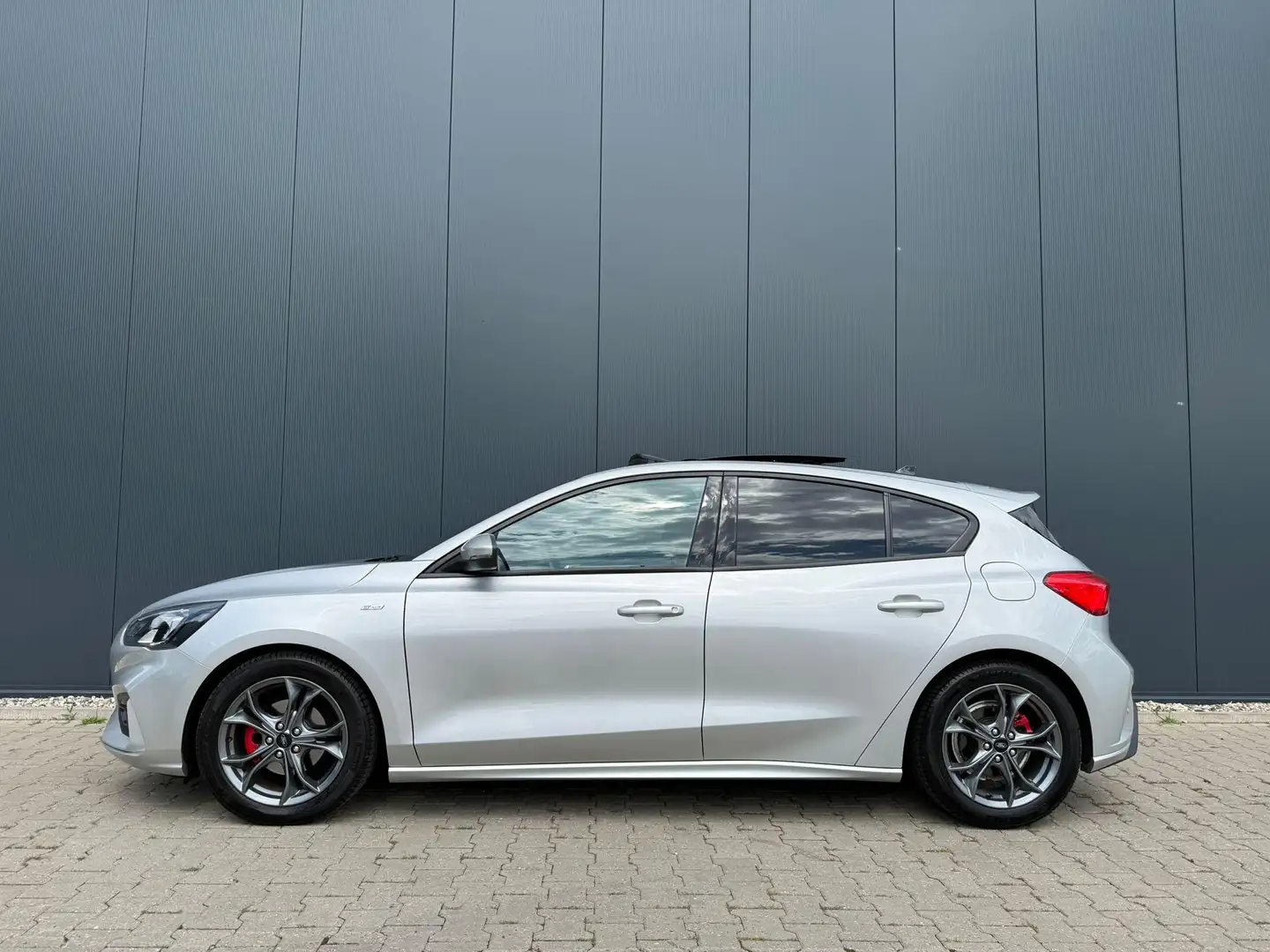Ford Focus 1.0 EcoBoost ST Line Pano / trekhaak / pdc Grau - 2