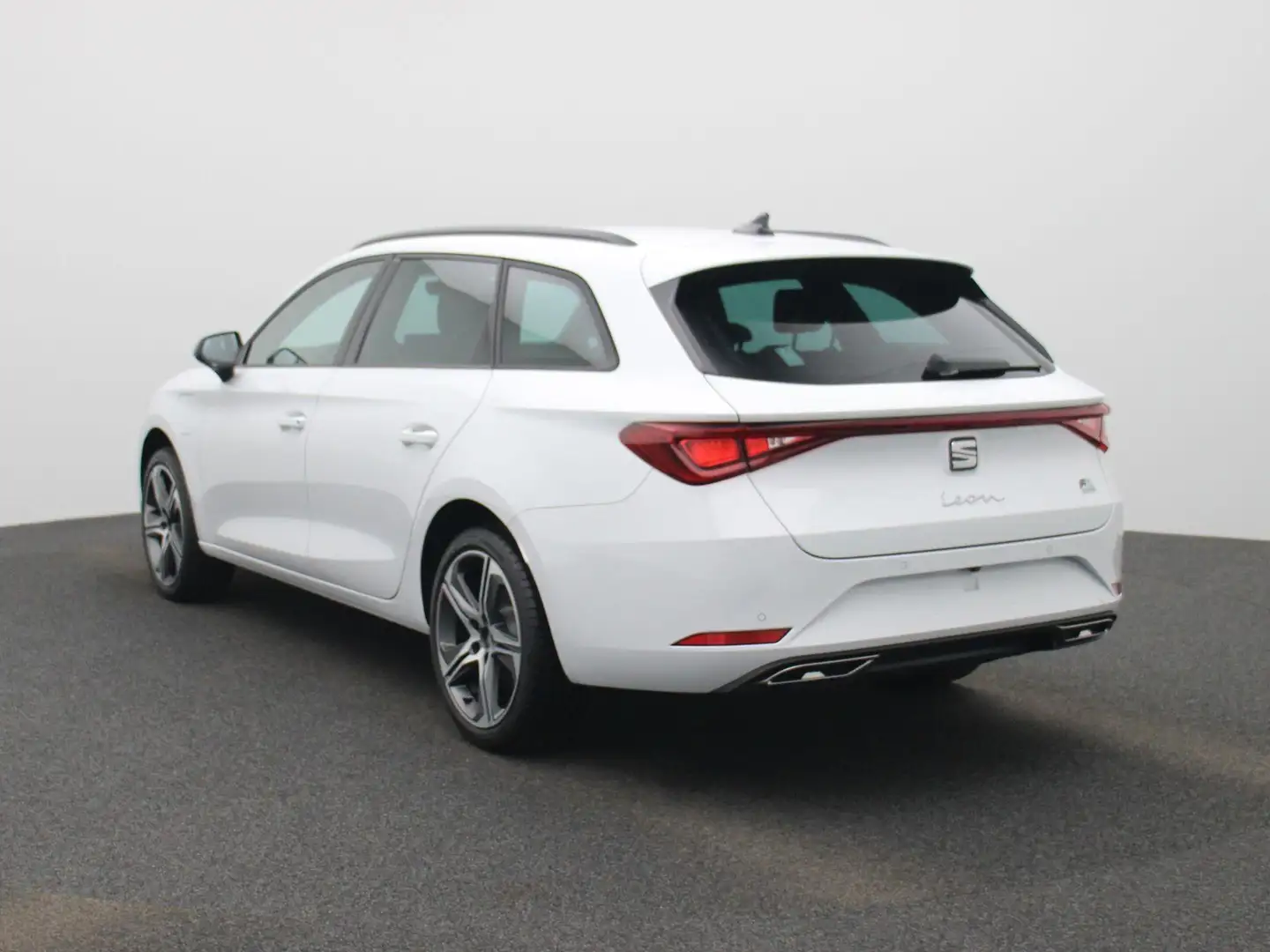 SEAT Leon e-Hybrid Sportstourer 1.5 TSI FR PHEV First Edition 204 PK Wit - 2