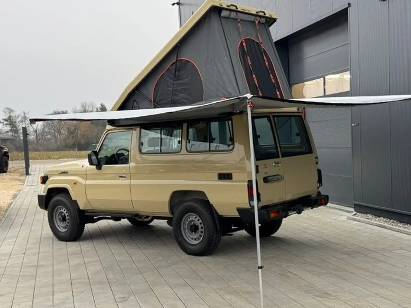 Toyota Land Cruiser Todoterreno Automático de 3 Puertas Beige - 1