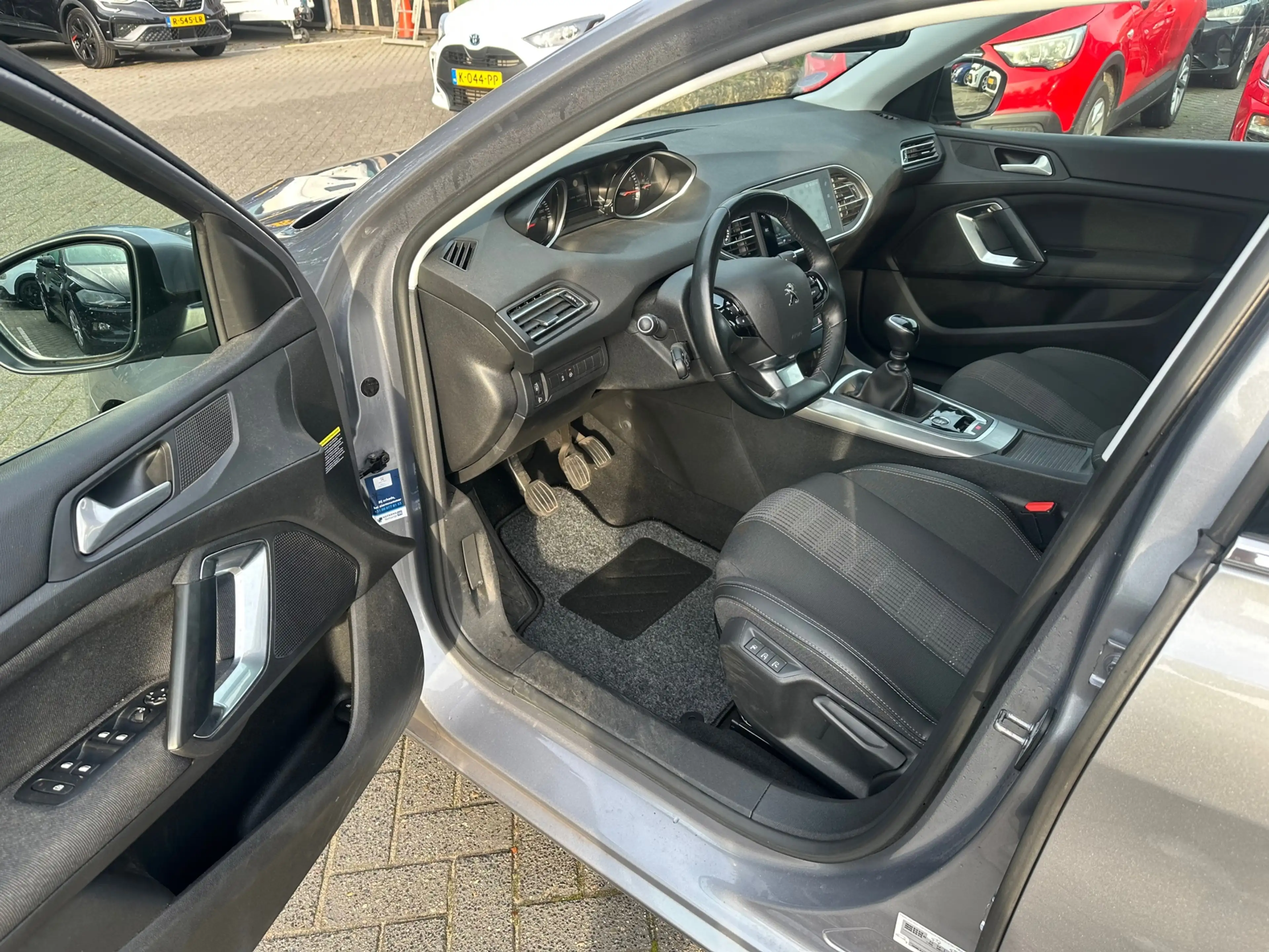 Peugeot 308 SW 1.2 PureTech Blue Lease Allure , navigatie , pd — photo 9