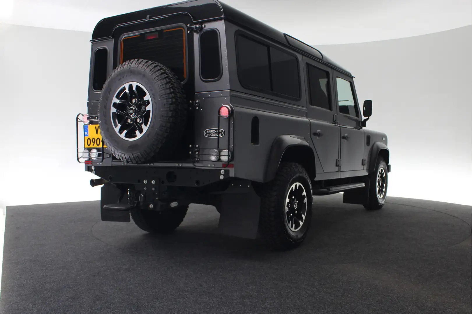 Land Rover Defender 2.2 D SW 110 Adventure, NL-Auto, BTW Auto, 1e Eige Zwart - 2