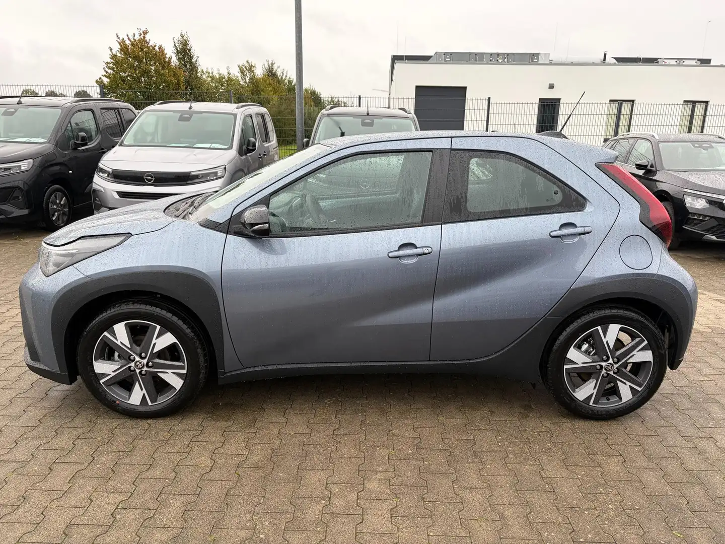 Toyota Aygo X Play 1.5 Hybrid 115PS CVT/AUTOMATIK, Celestite ... Grau - 1