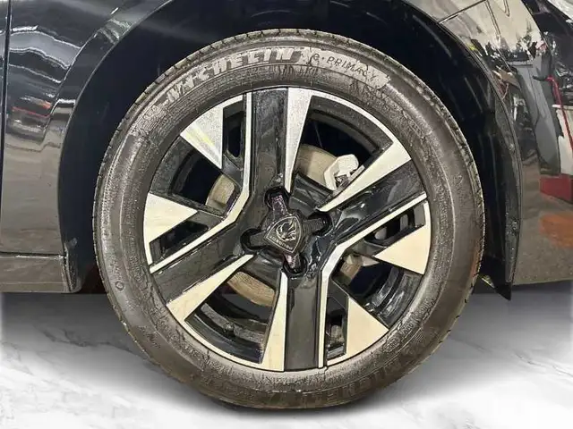 Peugeot 208 view 8