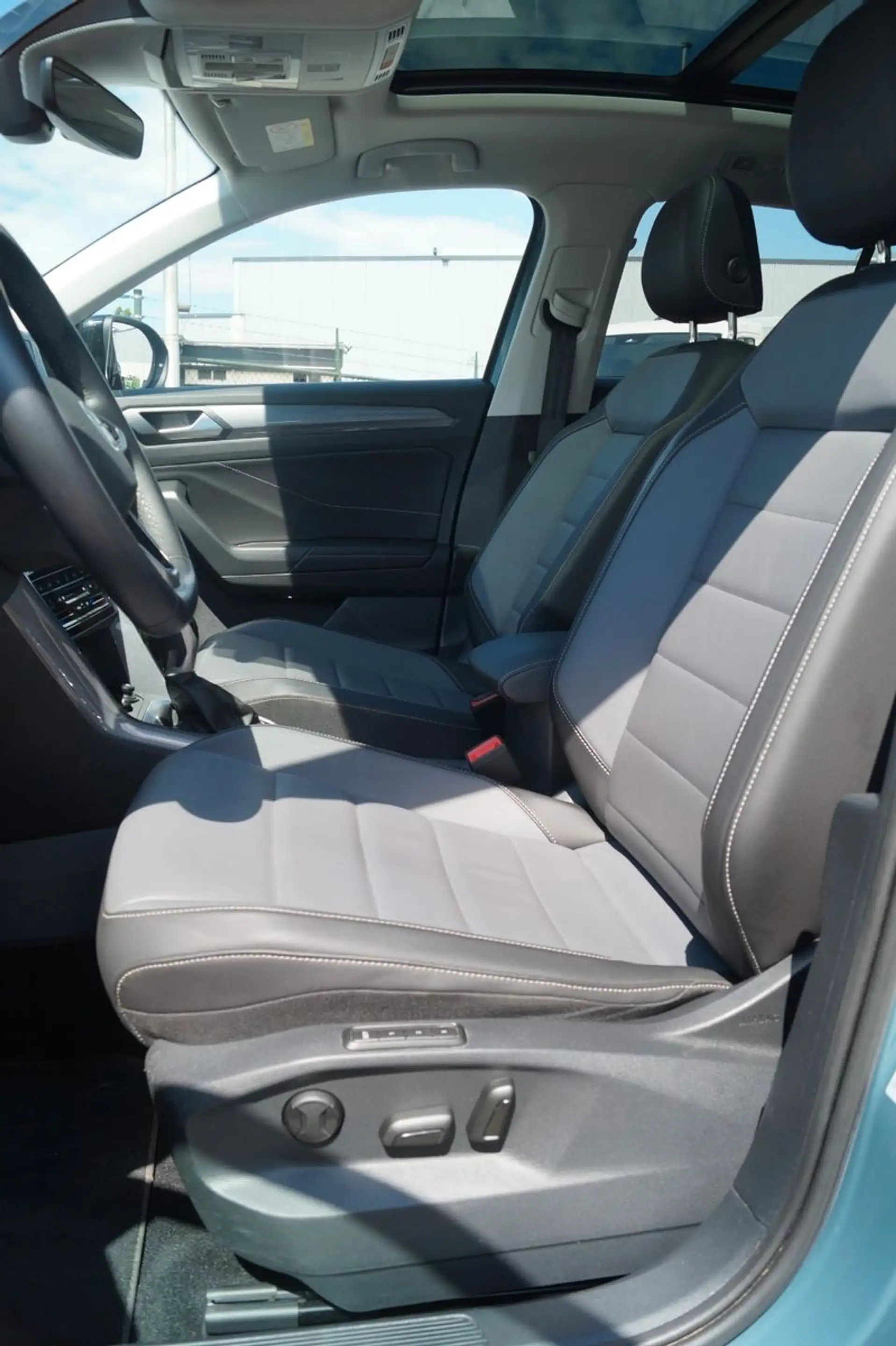 Volkswagen T-Roc Style *AHK*Pano*Kamera*ACC*Lane*SHZ*APP* — photo 13