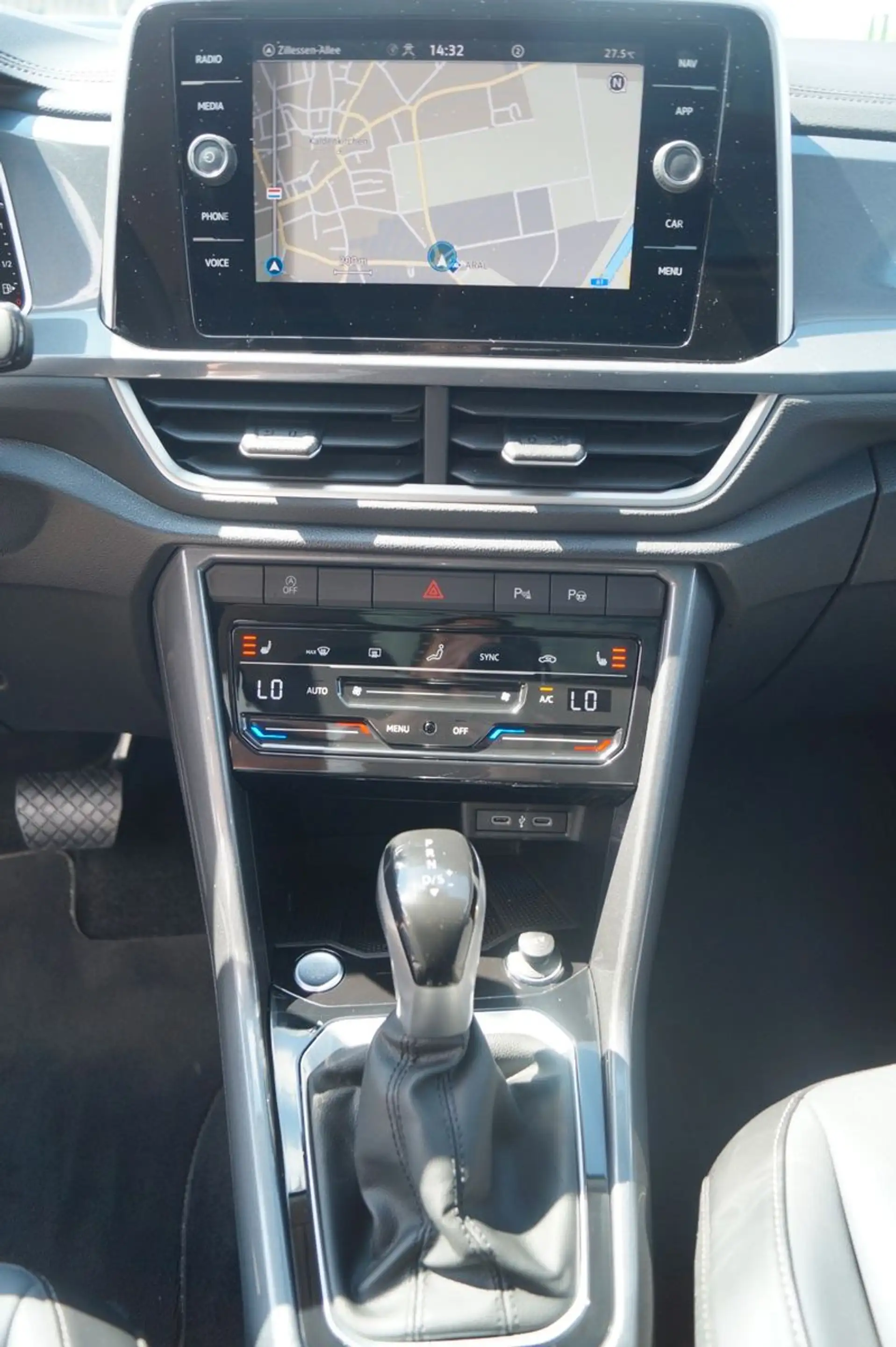 Volkswagen T-Roc Style *AHK*Pano*Kamera*ACC*Lane*SHZ*APP* — photo 8