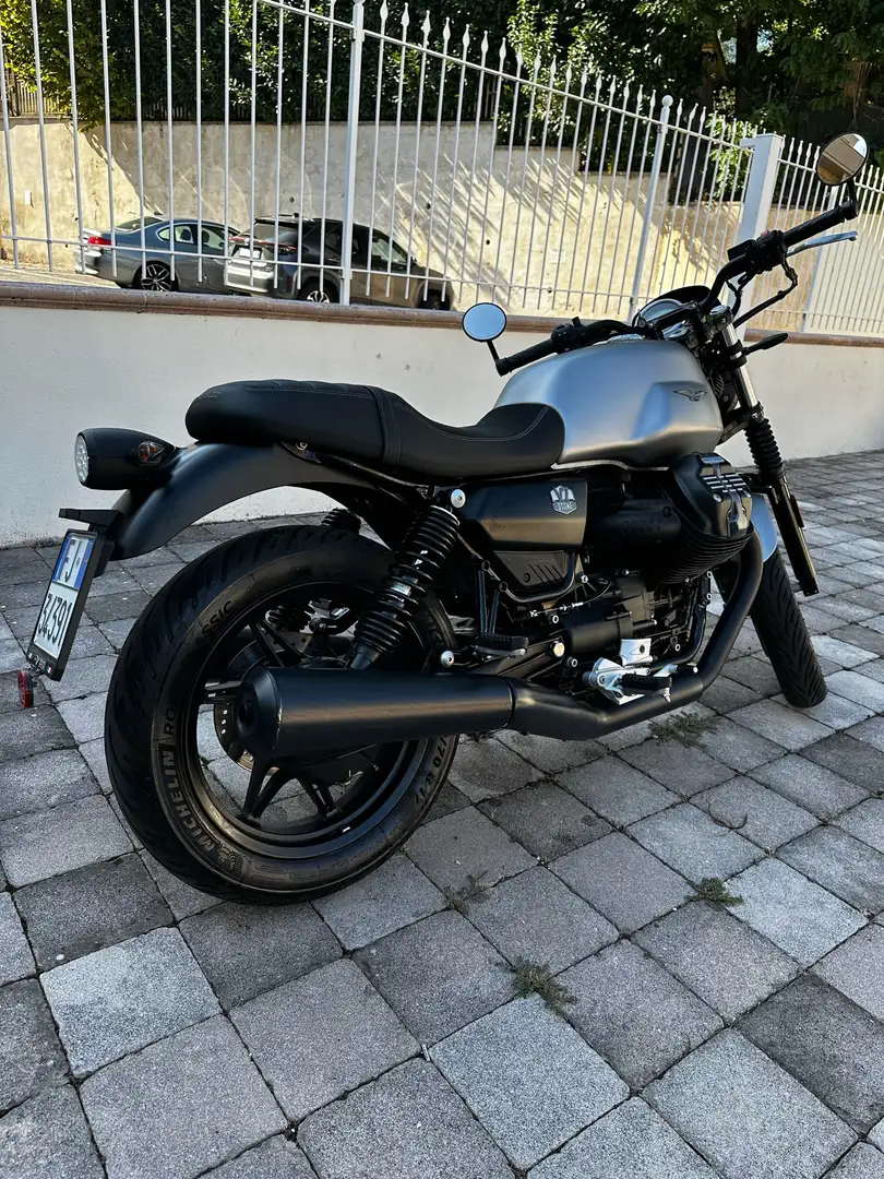 Moto Guzzi V 7 stone Szary - 2