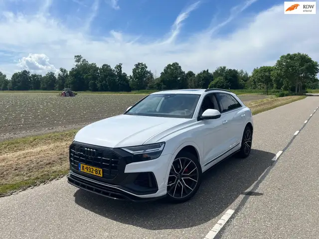 Audi Q8 55 TFSI Black and White Edition