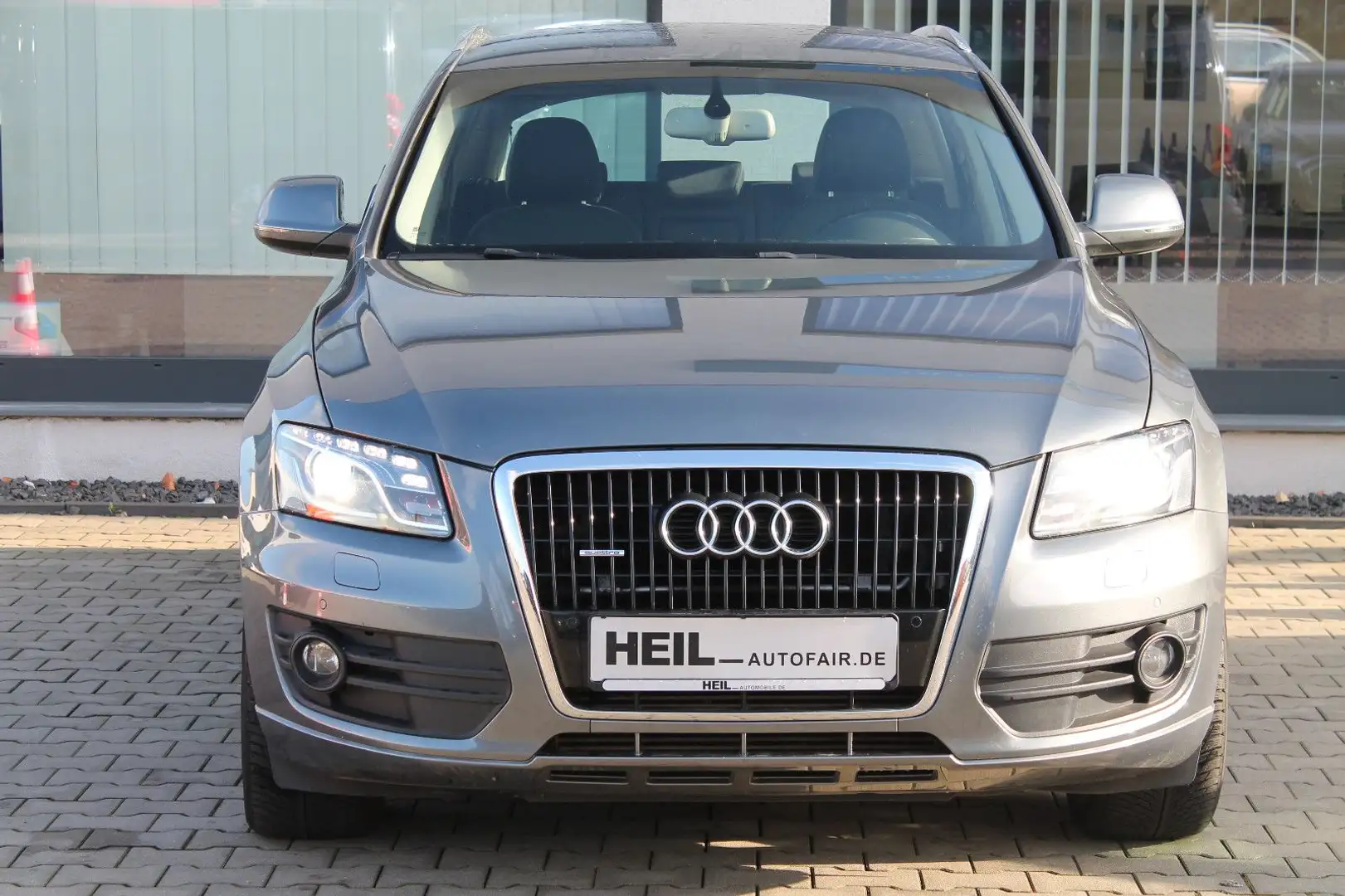 Audi Q5 2.0 TFSI hybrid quattro*NAVI*BI-XENON*AHK* Grau - 2