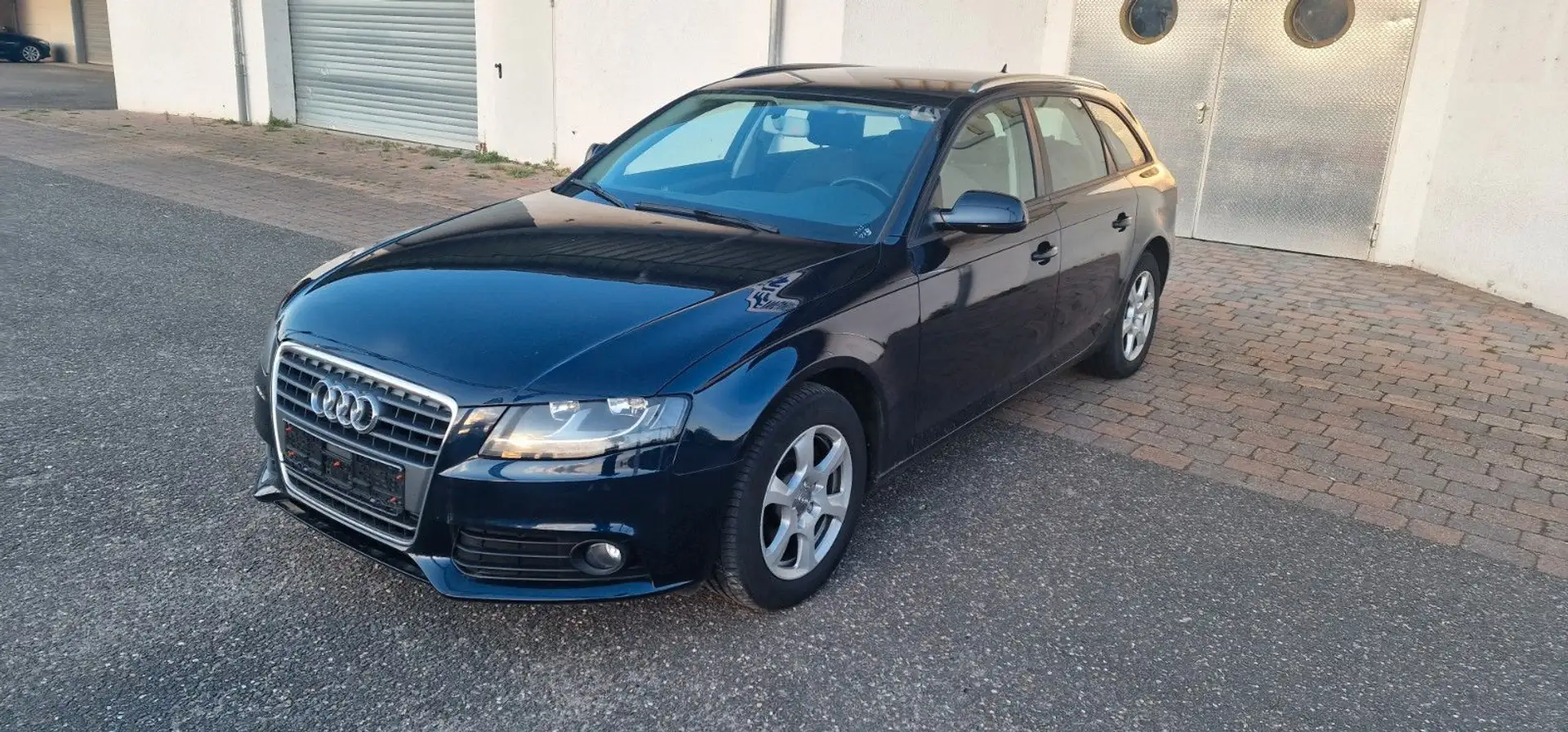 Audi A4 Avant Attraction Blau - 1