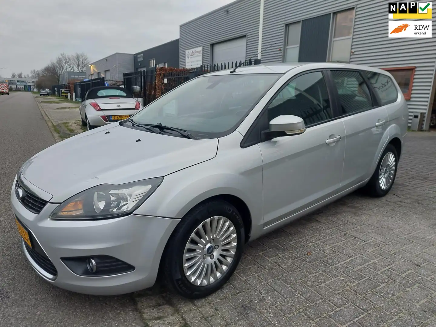 Ford Focus Wagon 1.6 Titanium 5 deurs + climate control Grau - 1