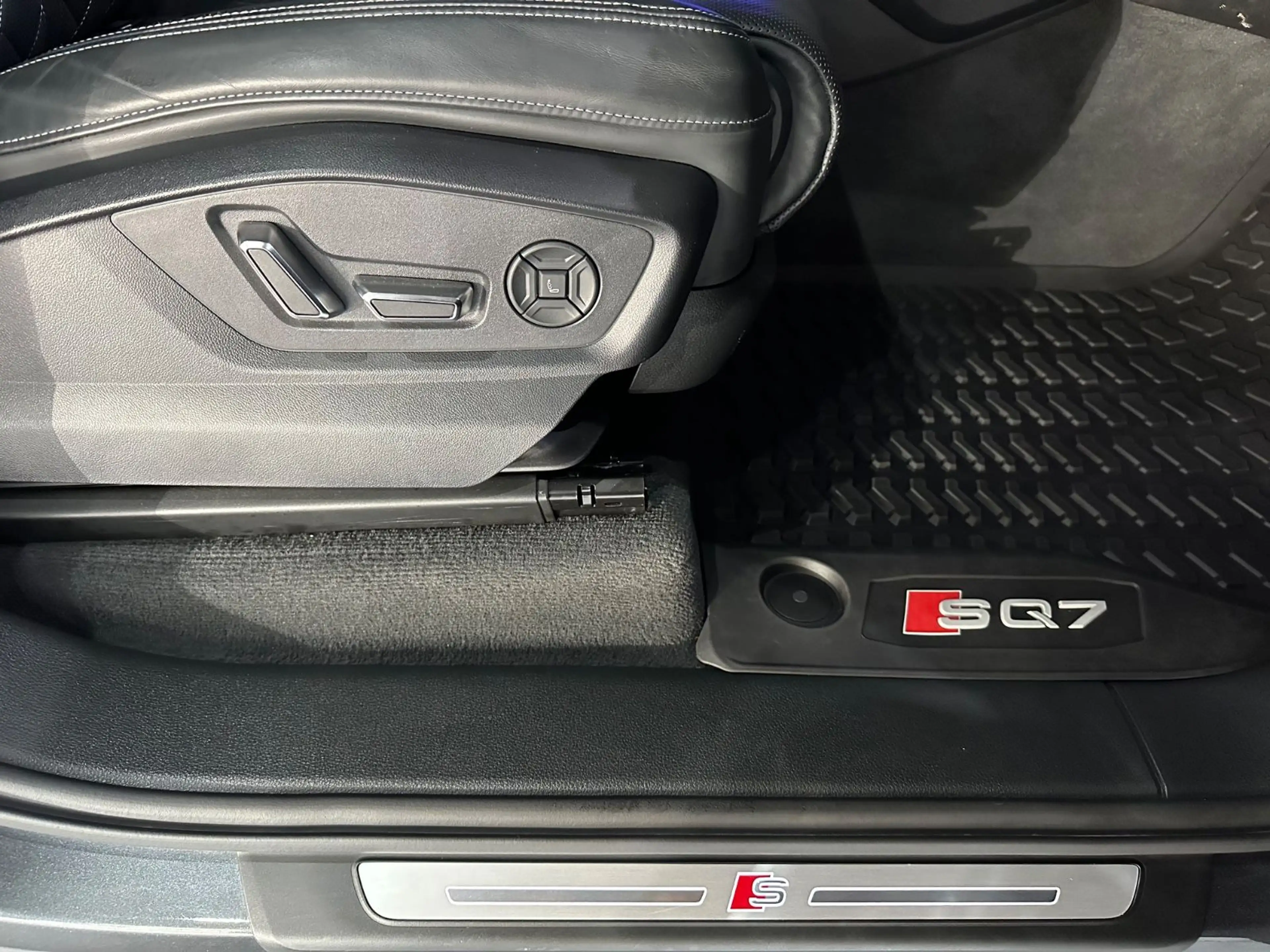 Audi SQ7 quattro PANORAMA /HEAD-UP /MASSAGE / 7.Sitze — photo 7