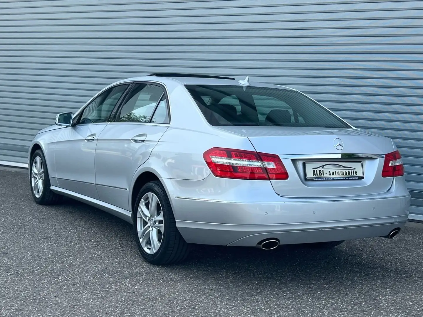 Mercedes-Benz E 300 CGI BlueEfficiency  Leder Navi Schiebedach Stříbrná - 2