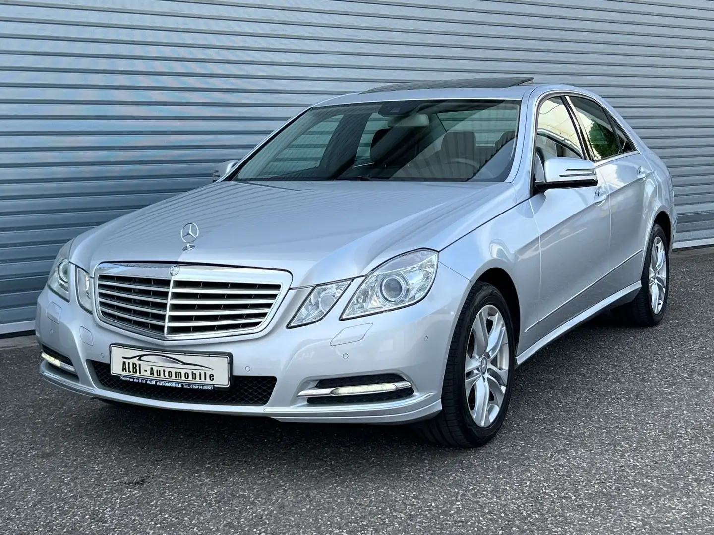 Mercedes-Benz E 300 CGI BlueEfficiency  Leder Navi Schiebedach Stříbrná - 1