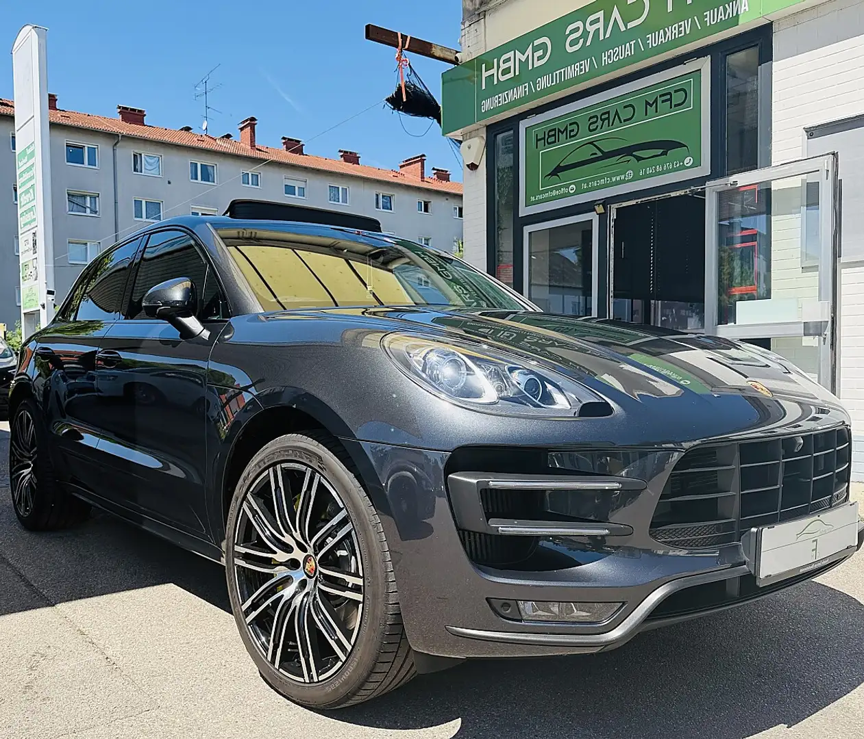 Porsche Macan Turbo mit Performance Package Grau - 2