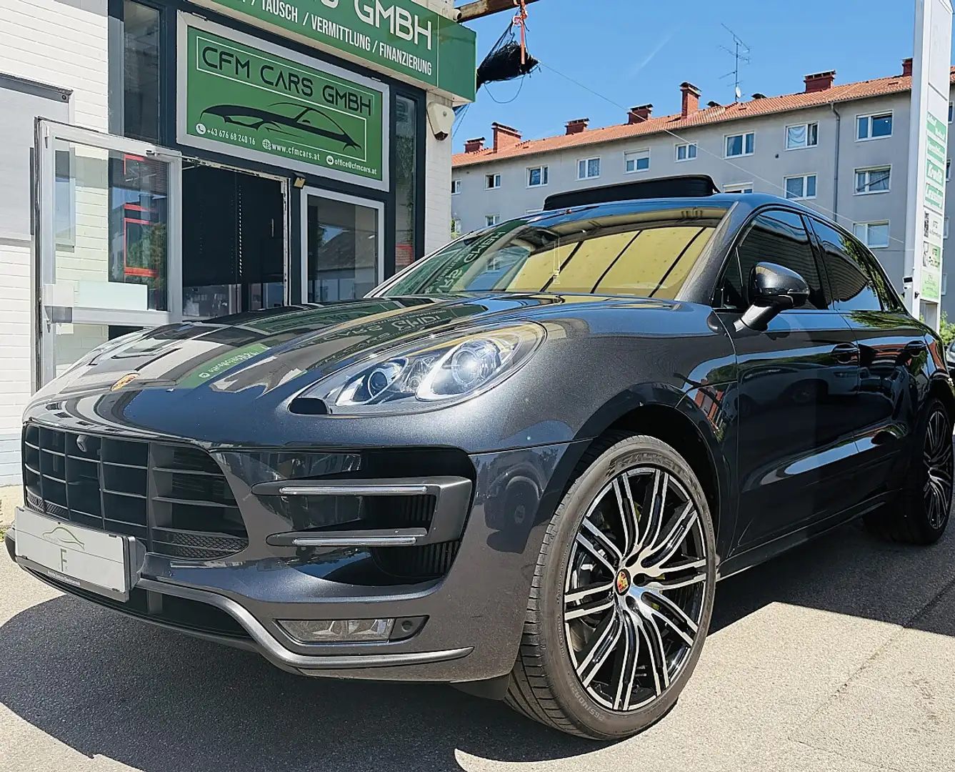 Porsche Macan Turbo mit Performance Package Grau - 1
