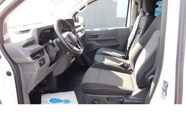 Volkswagen Caravelle view 9