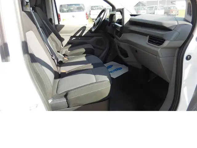 Volkswagen Caravelle view 10