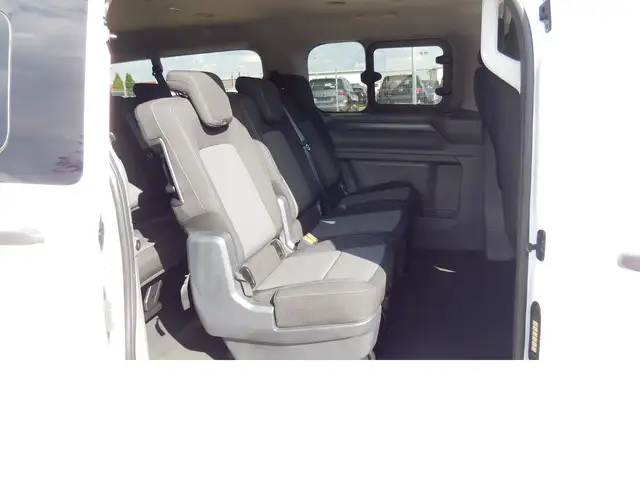Volkswagen Caravelle view 7