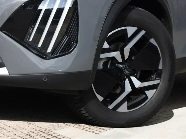Peugeot 2008 view 5