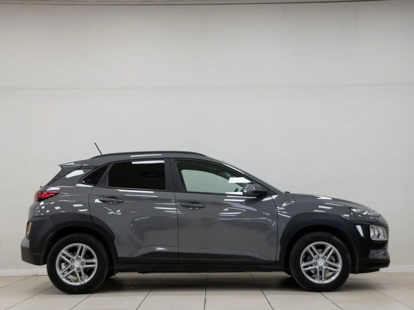 Hyundai KONA 1.0 TGDI XLE 4x2 Gris - 2