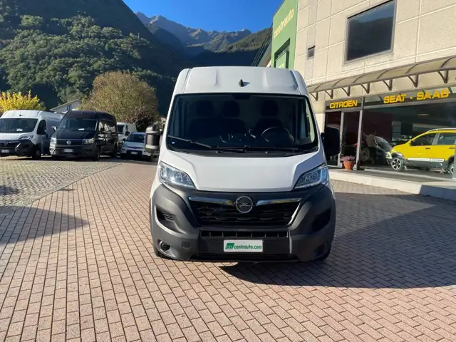 Opel Movano view 2
