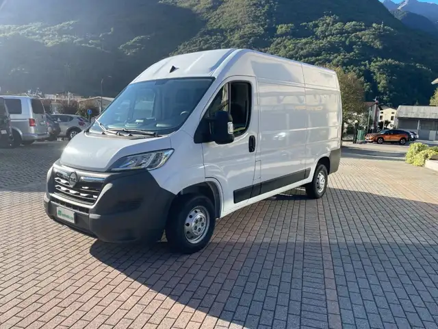 Opel Movano view 3
