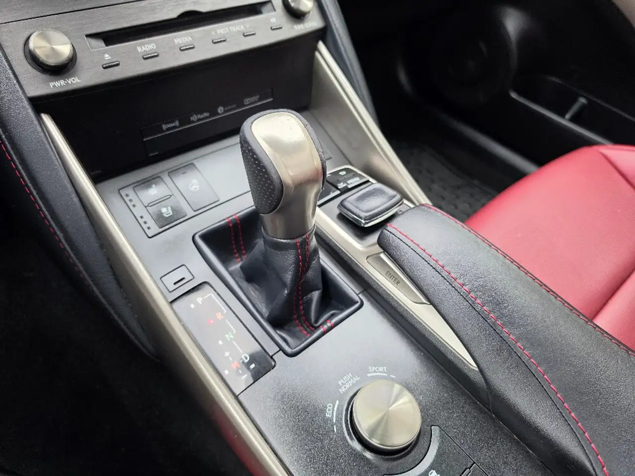 Lexus IS снимка Lexus IS