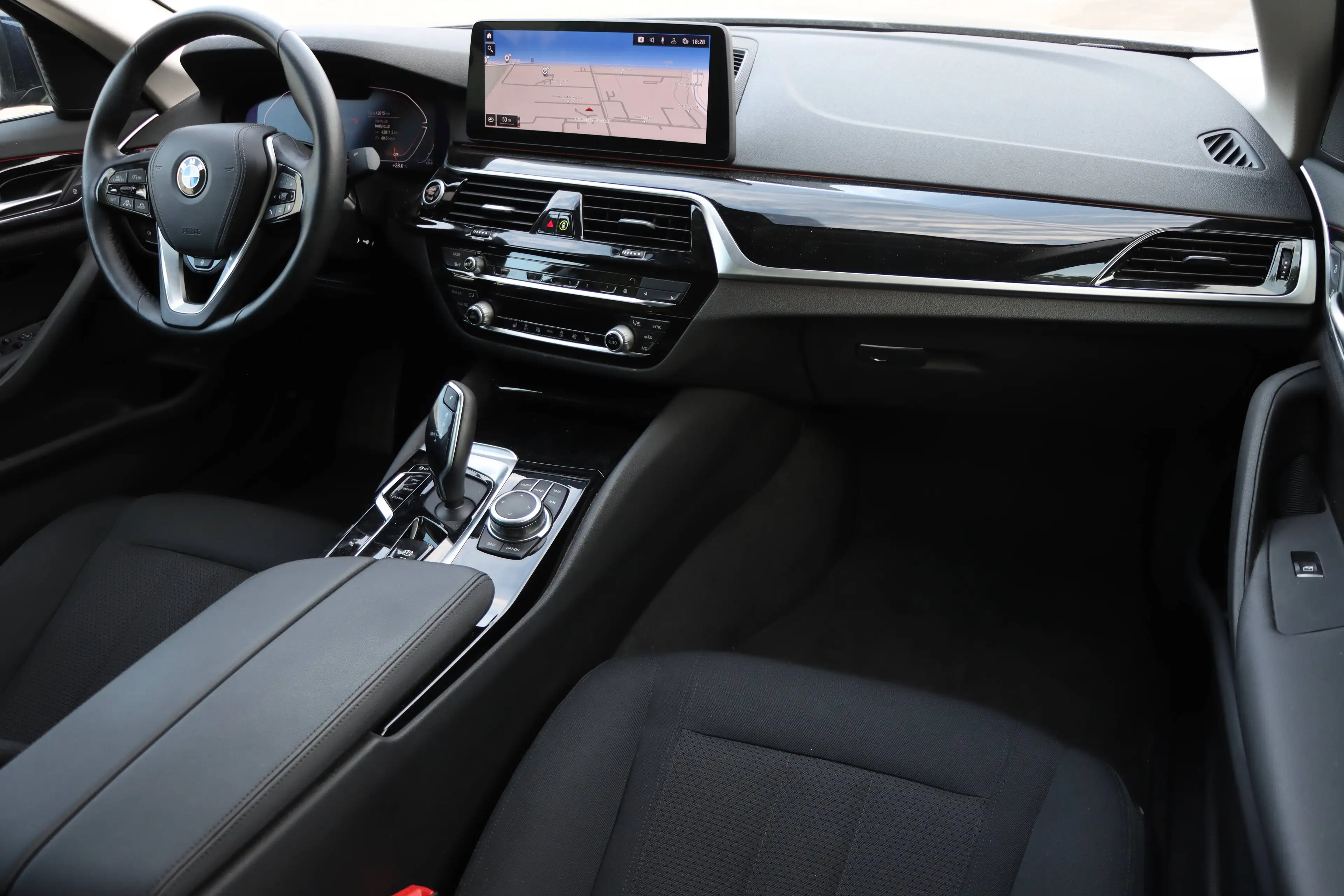 BMW 520 d G30 Facelift Luxury Line | Laserlight | Head-Up | Rückfahrkamera | Anhängerkupplung | — photo 10