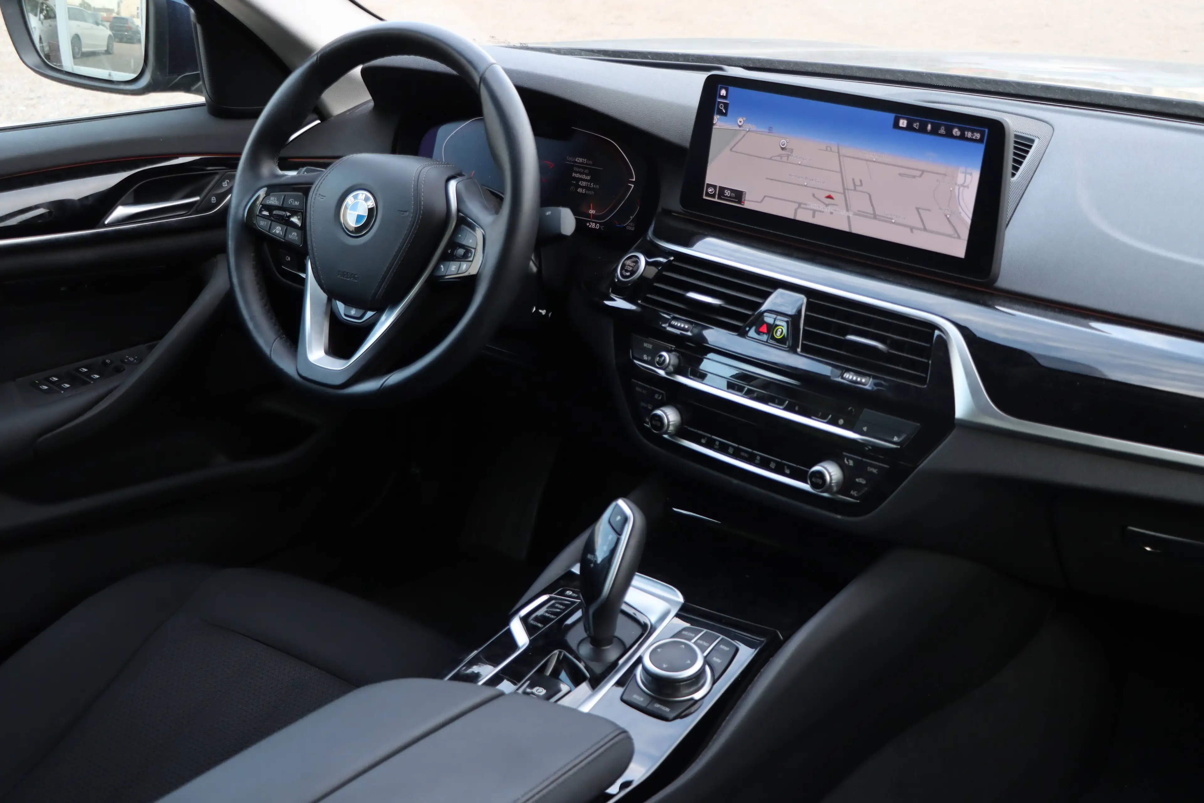 BMW 520 d G30 Facelift Luxury Line | Laserlight | Head-Up | Rückfahrkamera | Anhängerkupplung | — photo 13