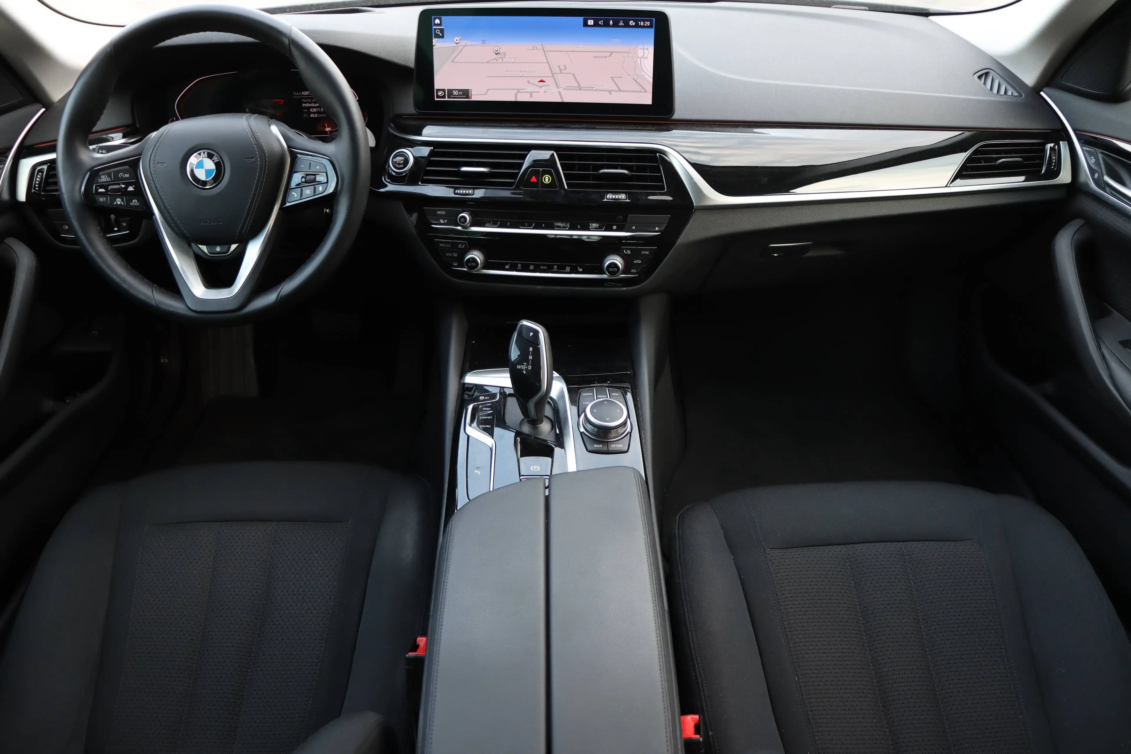 BMW 520 d G30 Facelift Luxury Line | Laserlight | Head-Up | Rückfahrkamera | Anhängerkupplung | — photo 9
