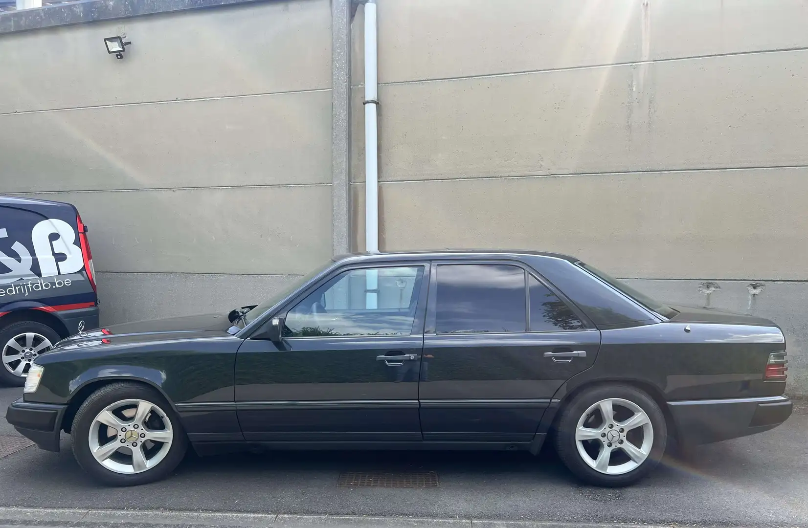 Mercedes-Benz 300 E oldtimer Noir - 1