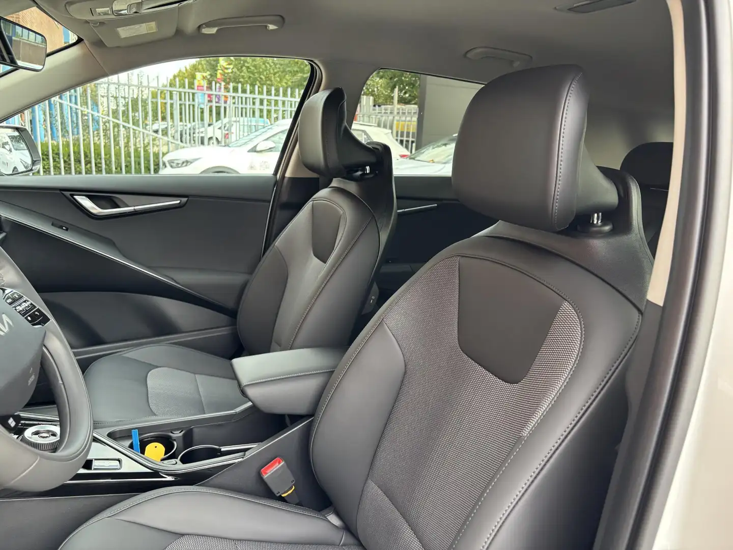 Kia e-Niro EV Light Advanced 64.8 kWh | €1.000,- korting | St Fehér - 2