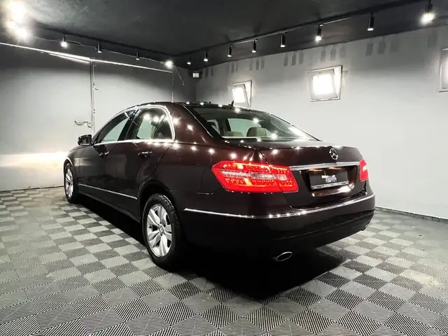 Mercedes-Benz E-Class view 3