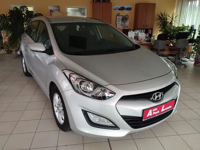 Hyundai i30 cw Trend-Navi-SH-Tempo-LRH.........