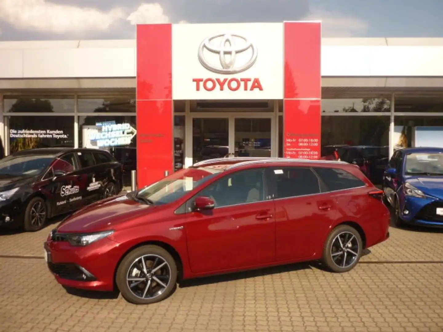 Toyota Auris Touring Sports 1.8 Hybrid AT Team Deutschland Rouge - 1