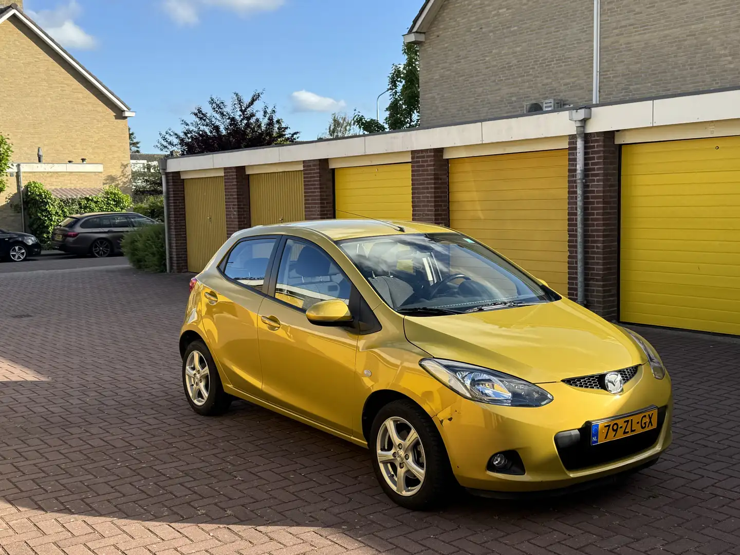 Mazda 2 1.3 Executief - warme stoelen - INRUIL MOG! - NAP! Geel - 2