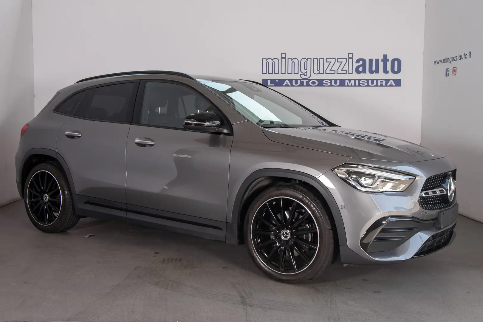 Mercedes-Benz GLA 180 Automatic Premium AMG auto 136CV NIGHT PACK Grigio - 1