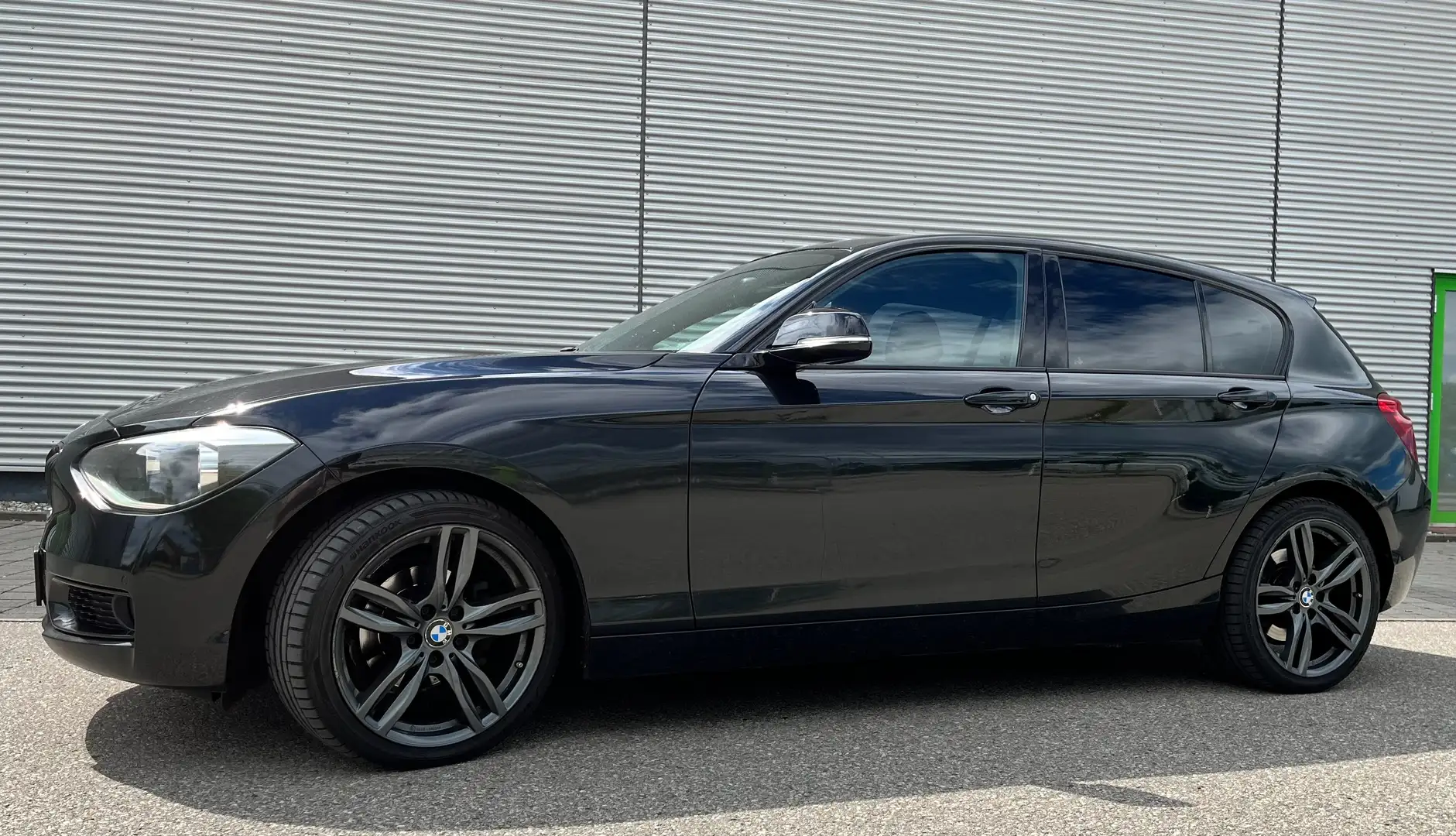 BMW 120 120d Aut. Schwarz - 1