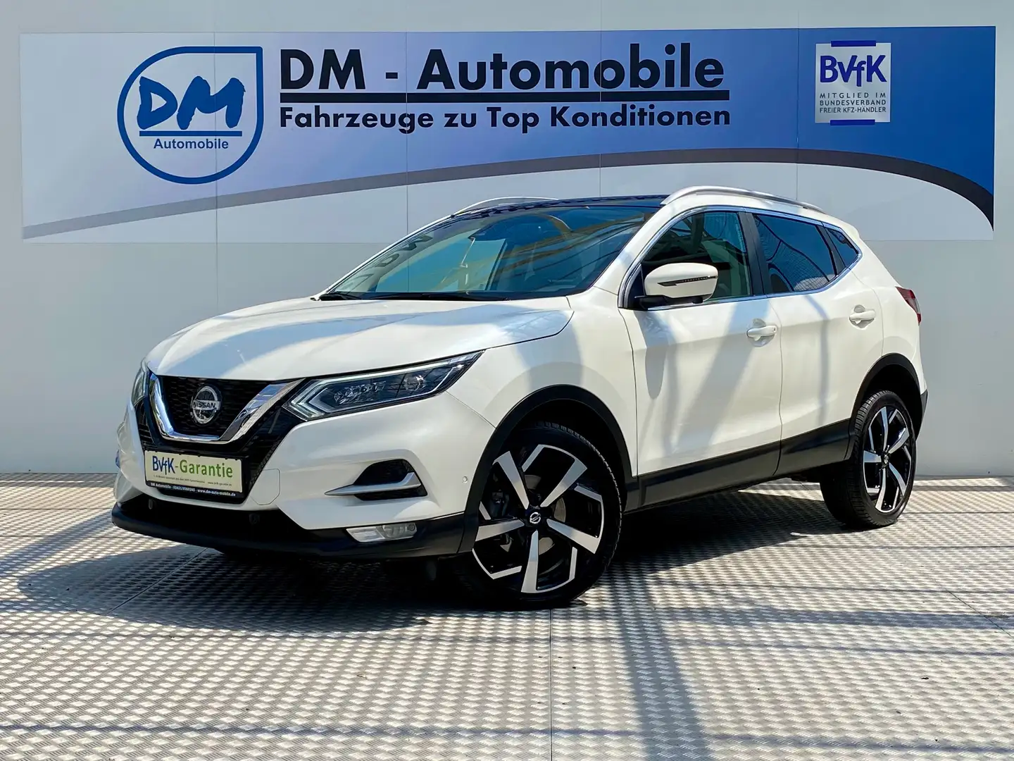 Nissan Qashqai 1.7 dCi Tekna 4x4 PANO NAVI LED 19ALU AHK Wit - 1