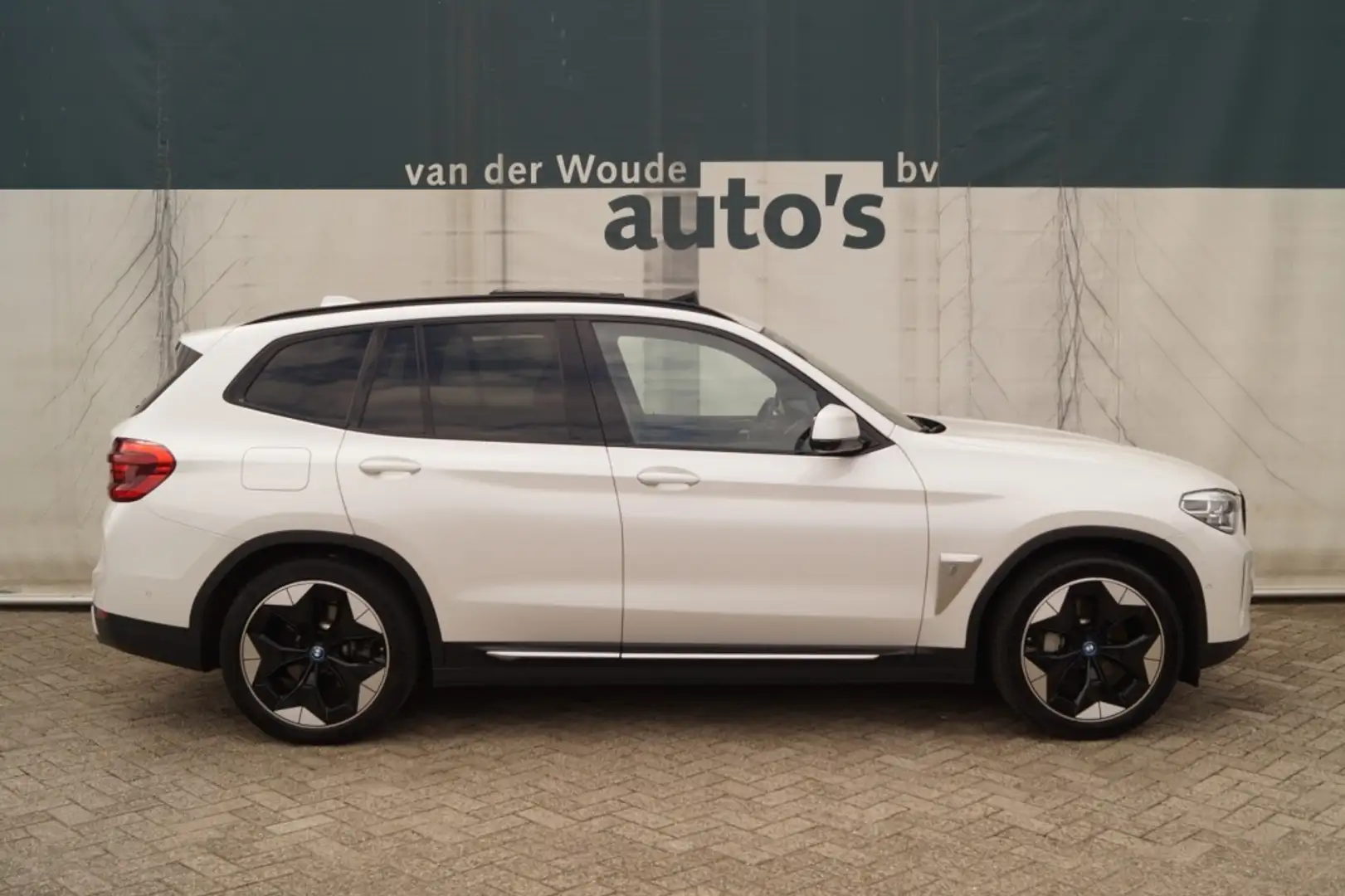 BMW iX3 80kWh High Executive -PANO-LEER-ECC- Wit - 2