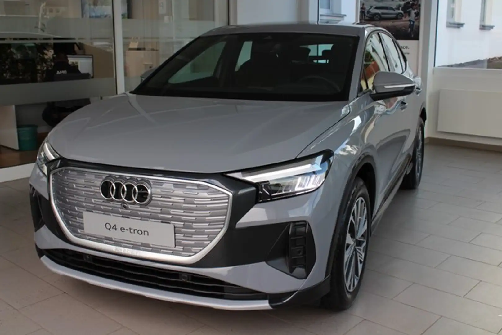 Audi Q4 e-tron 150 kW Grau - 2