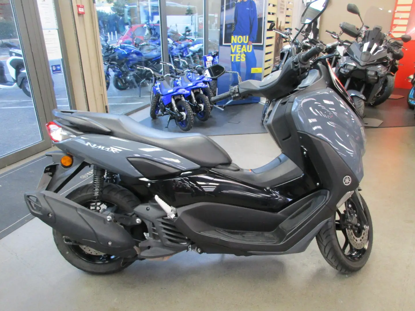 Yamaha NMAX Gris - 1
