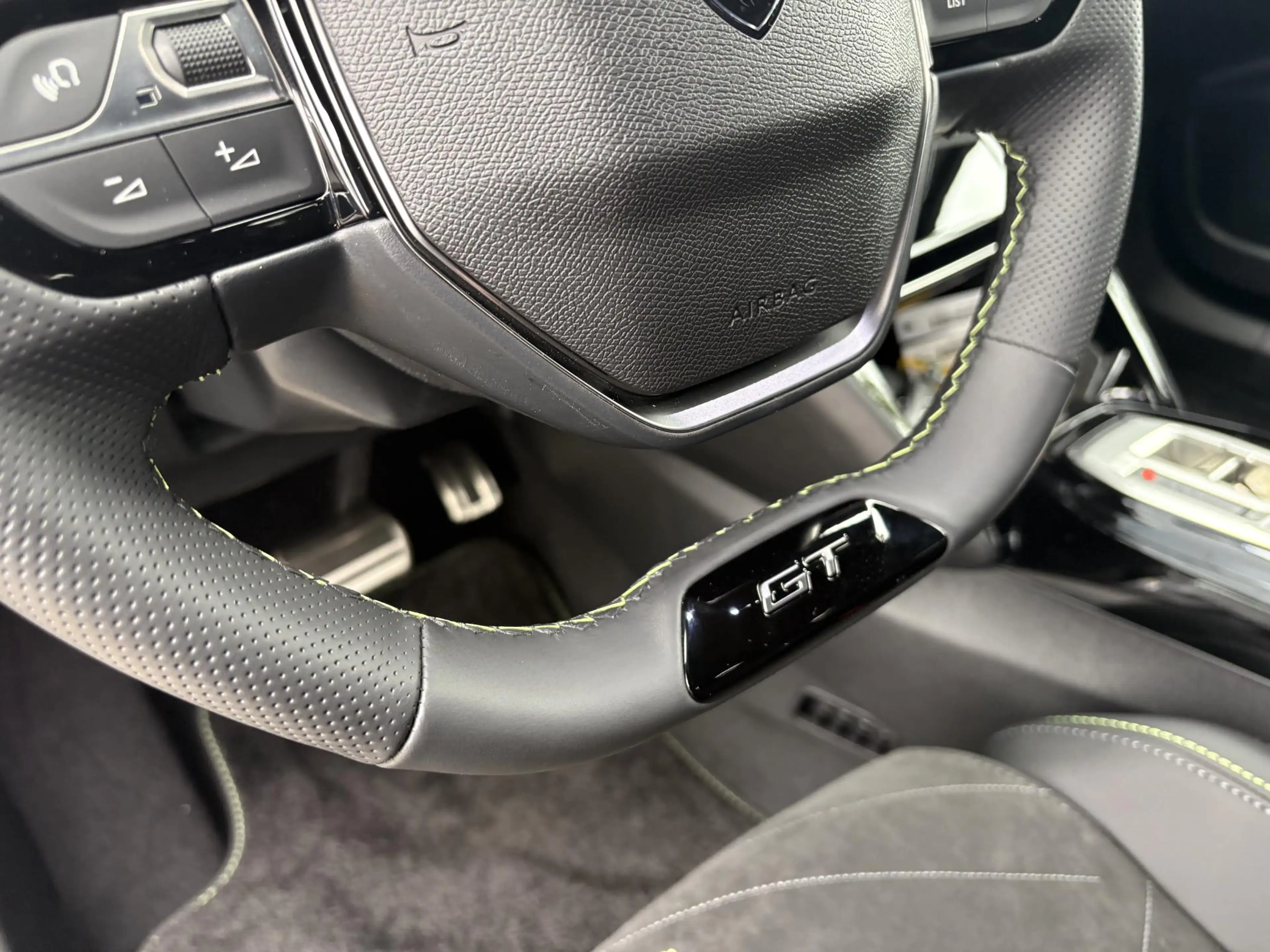 Peugeot 2008 1.2 Hybrid 145 GT | Elektrische stoelen | Adaptiev — photo 11
