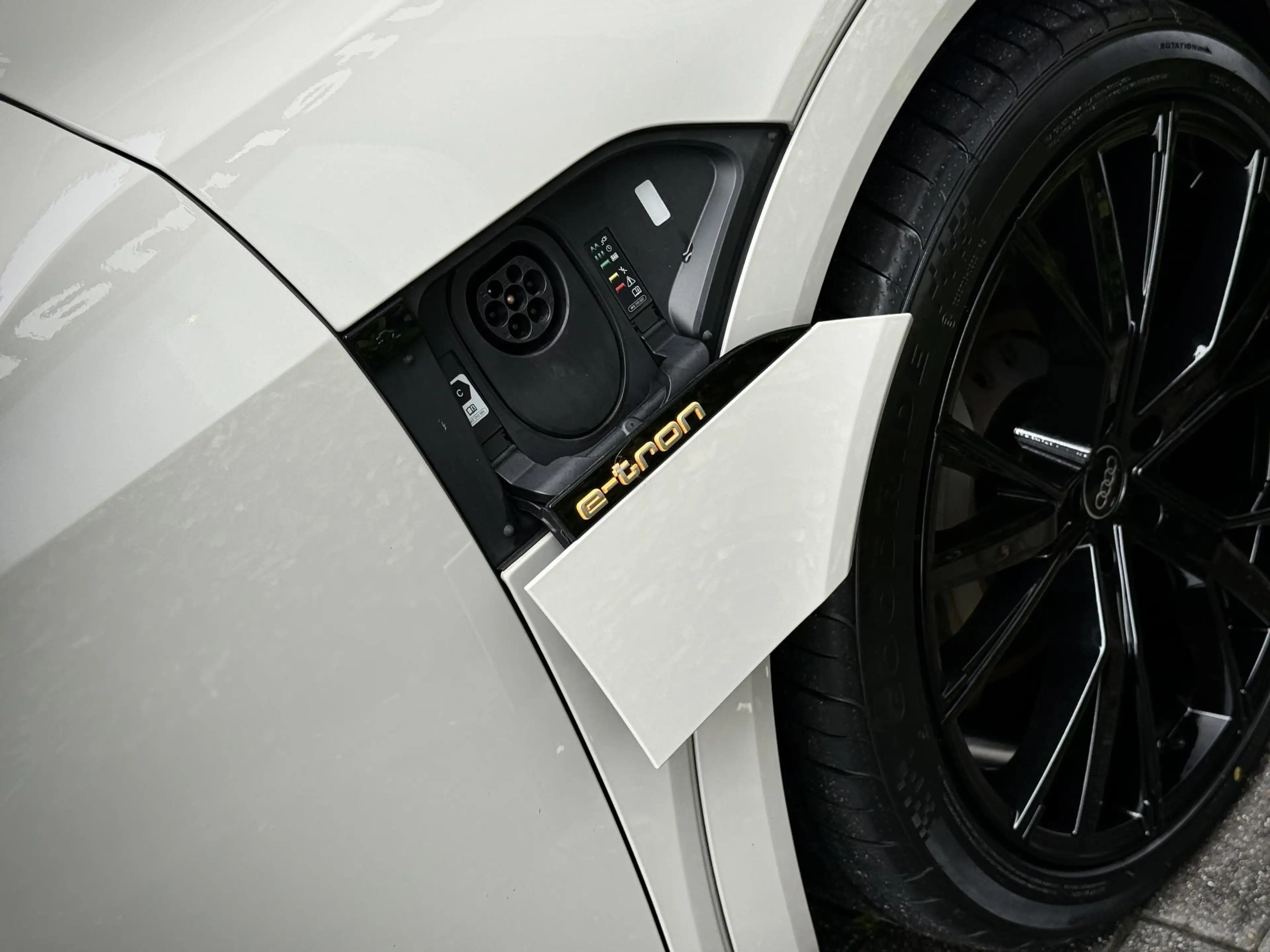 Audi e-tron 50 Quattro S line Black Edition/Pano/Krijt/96%SOH — photo 35
