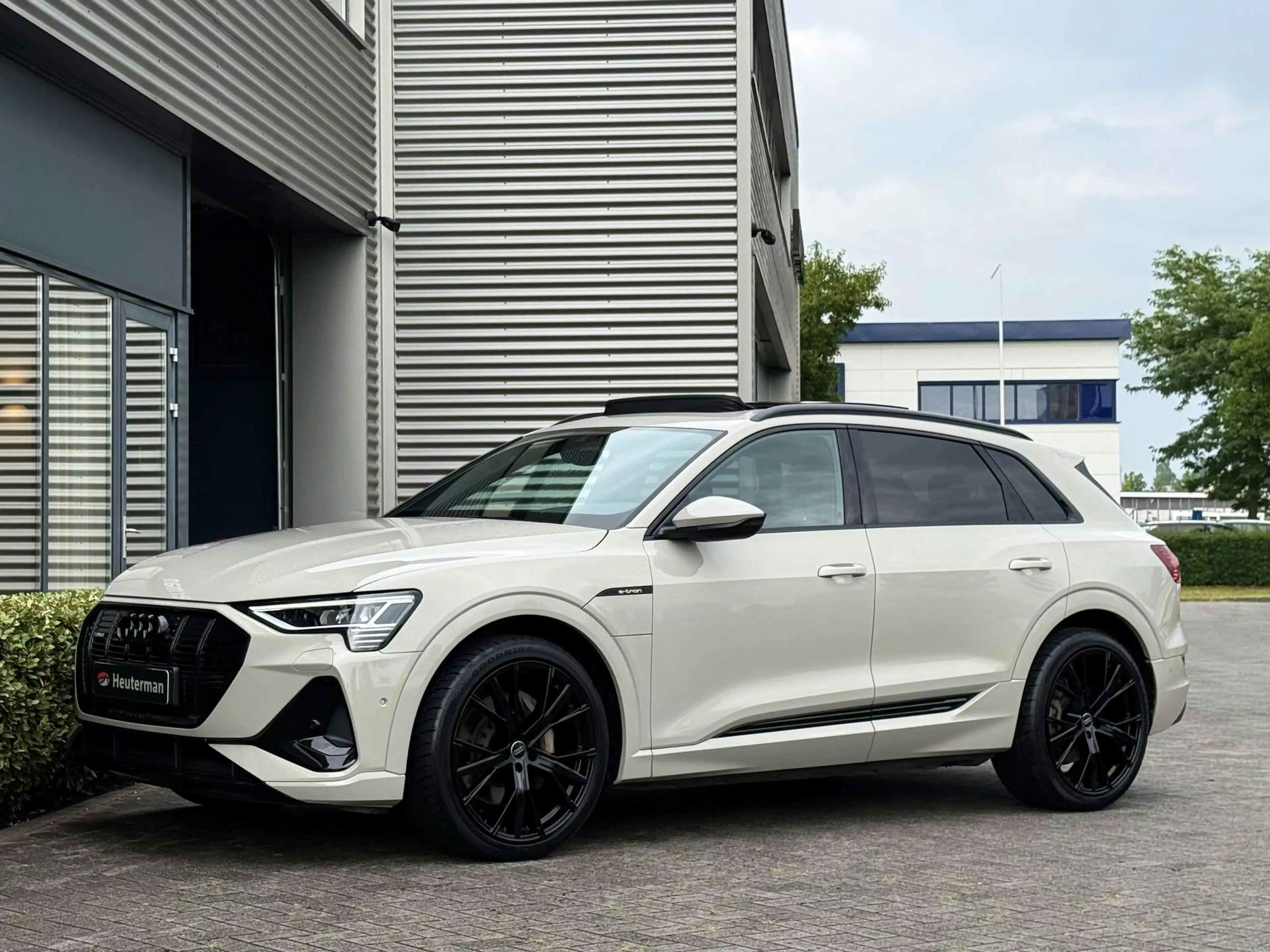 Audi e-tron 50 Quattro S line Black Edition/Pano/Krijt/96%SOH — photo 37