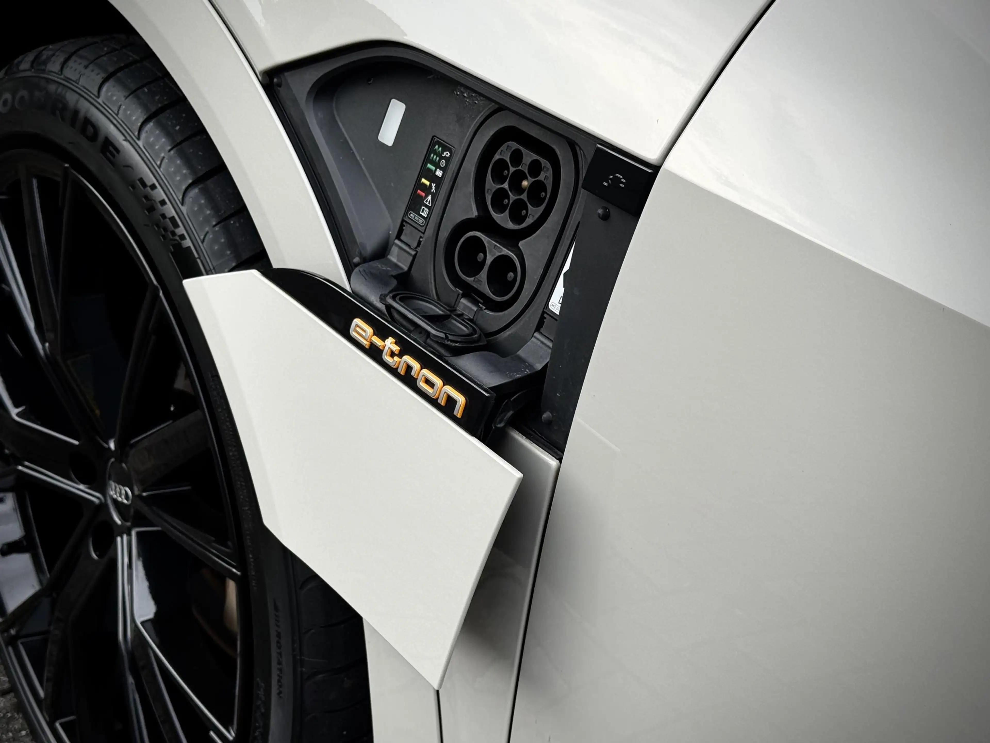 Audi e-tron 50 Quattro S line Black Edition/Pano/Krijt/96%SOH — photo 34