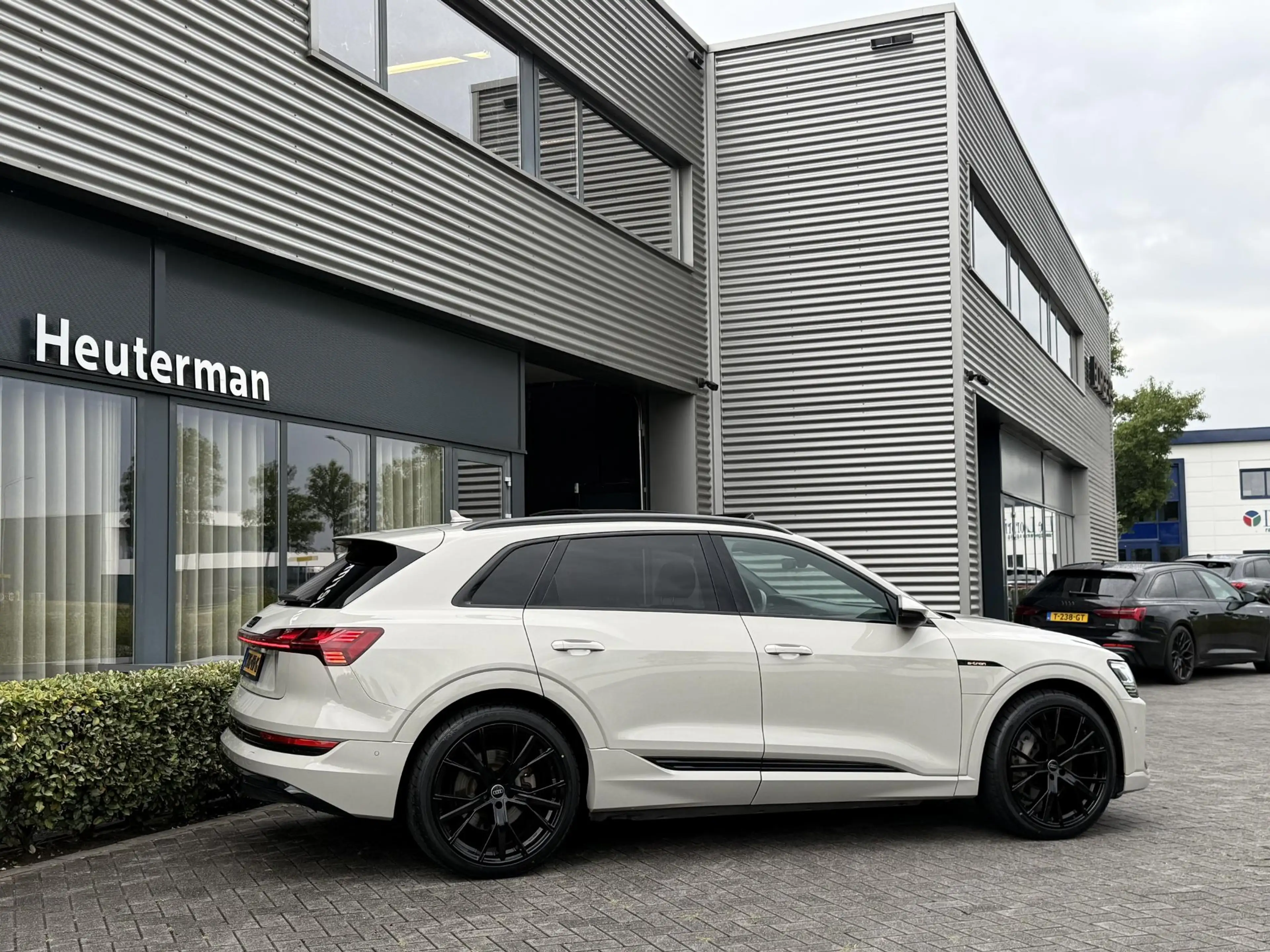 Audi e-tron 50 Quattro S line Black Edition/Pano/Krijt/96%SOH — photo 18