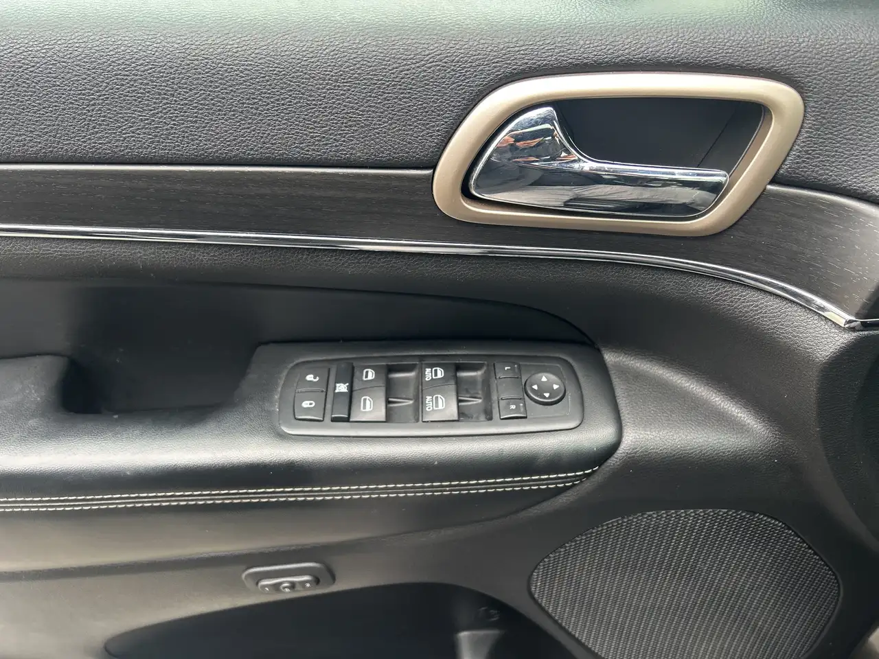 Jeep Grand Cherokee снимка Jeep Grand Cherokee