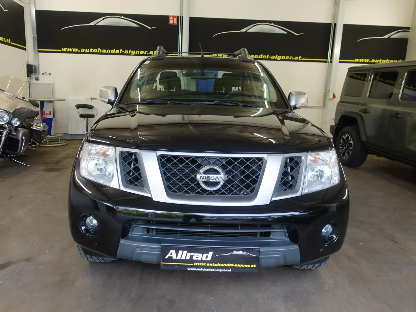 Nissan Navara Double Cab  Platinum 2,5 dCi 4x4 DPF Platinum Schwarz - 2